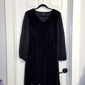 Black velvet dress w/sheer sleeves Sz 2XL